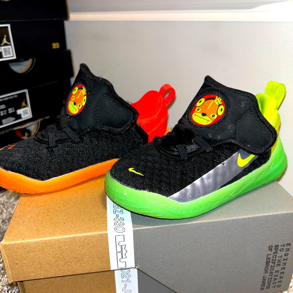 Toddler shoes size 8c
